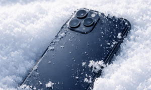 Leżał w śniegu i zgubił swoje rzeczy – zgłoszenie o leżącym mężczyźnie ujawniło coś znacznie poważniejszego